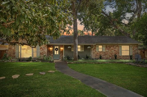 9812 Ravensway Dr, Dallas, TX, 75238-1841 | Card Image