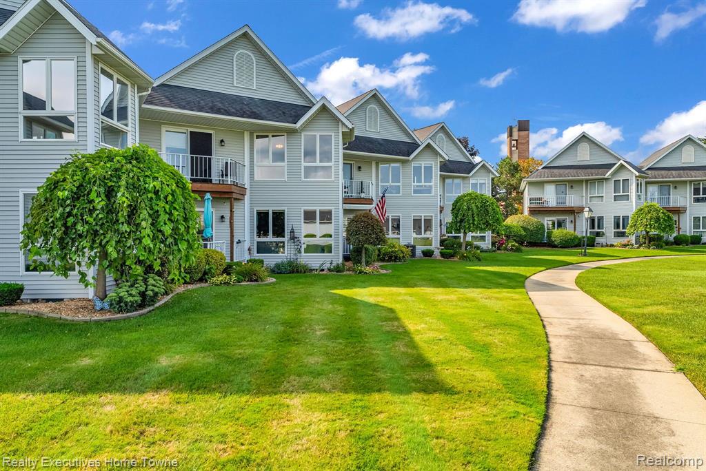 Cross Pointe Dr, Port Huron, MI 48060