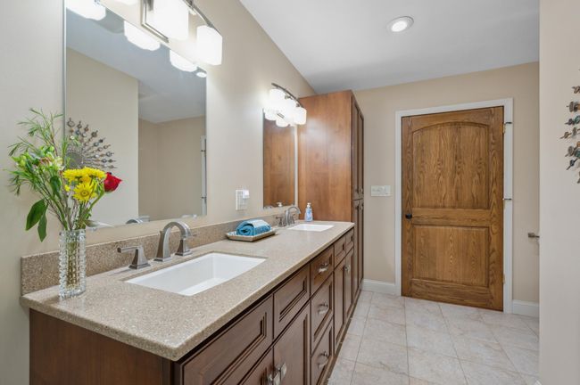 Main Floor Bath | Image 19