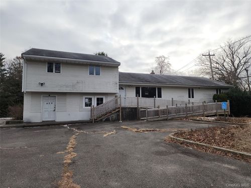 624 Main St, Islip, NY, 11751-3516 | Card Image