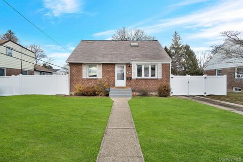 37 9th St, Hicksville, NY, 11801-5403 | Card Image