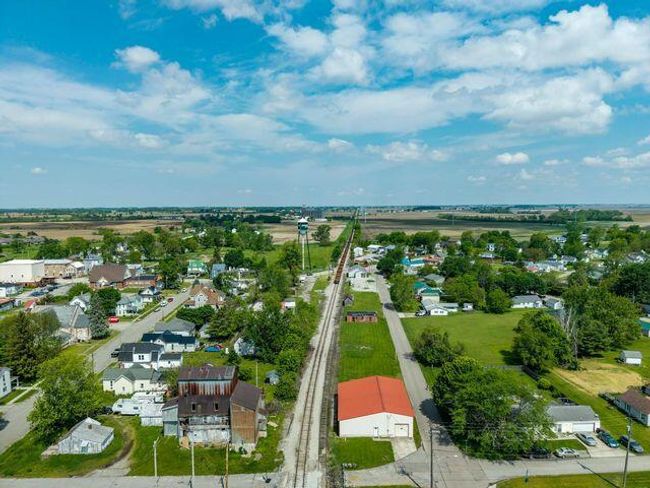 32 Maple St, House other with 3 bedrooms, 2 bathrooms and null parking in Jeffersonville OH | Image 25