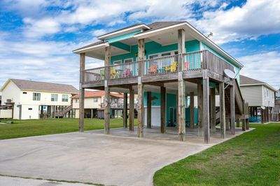 984 S Stingaree Drive, House other with 2 bedrooms, 2 bathrooms and null parking in Crystal Beach TX | Image 1