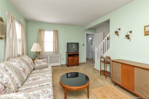 207 Motley St, Valley Stream, NY, 11580-2813 | Card Image