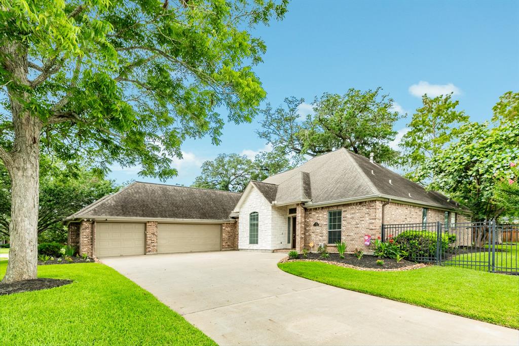 English Oak Ct, Lake Jackson, TX 77566