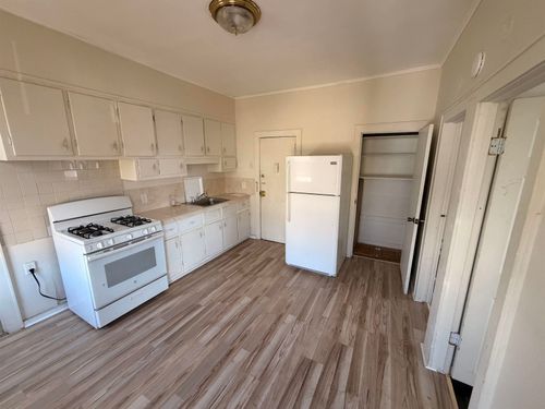 apt-3-133 W 20th St, Bayonne, NJ, 07002-1649 | Card Image