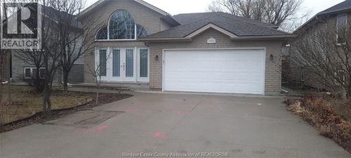 4255 Zurich Ave, Windsor, ON, N9G2Z7 | Card Image