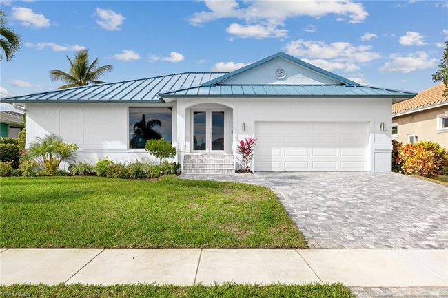 690 Amber Dr, House other with 3 bedrooms, 2 bathrooms and null parking in MARCO ISLAND FL | Image 1