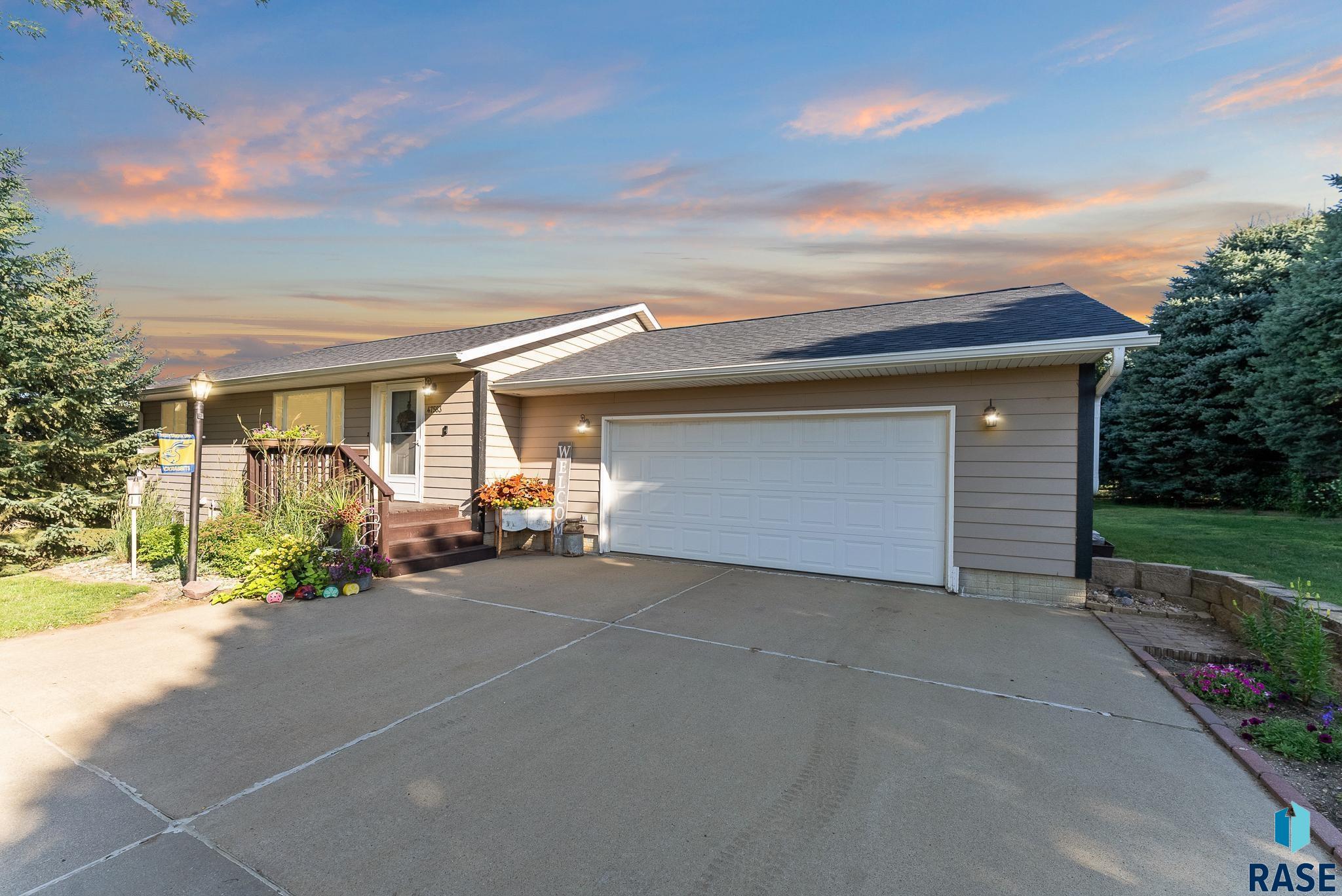 Theresa Cir, Sioux Falls, SD 57104