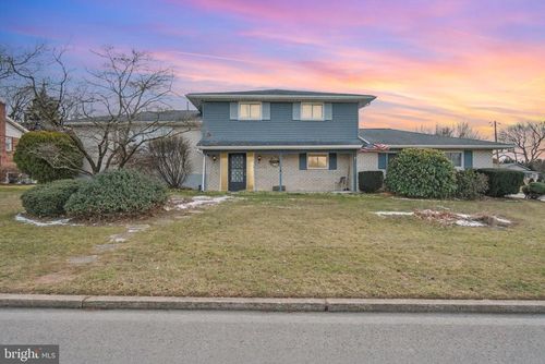 235 Circle Dr, CATASAUQUA, PA, 18032-1411 | Card Image