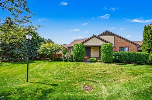 32 Meadow Wood Dr, Rochester Hills, MI, 48307-3082 | Card Image