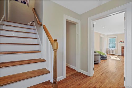 8 Craven Ln, White Plains, NY, 10605-3312 | Card Image