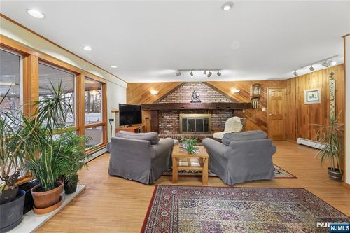 70 Walnut Street, Oakland, NJ, 07436 | Card Image