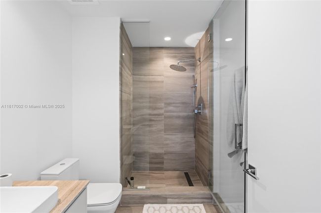 APT-1602 - 5775 Collins Ave, Condo with 2 bedrooms, 3 bathrooms and null parking in Miami Beach FL | Image 64