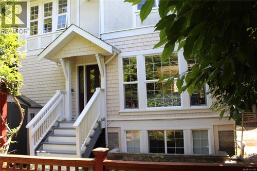 1046 St Charles St, Victoria, BC, V8S3P6 | Card Image