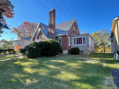 405 Memorial Ave, Home with 3 bedrooms, 2 bathrooms and 21 parking in Bluefield WV | Image 2