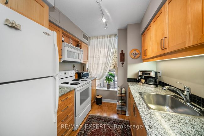 510 - 33 Sheppard Ave E, Condo with 2 bedrooms, 2 bathrooms and 1 parking in North York ON | Image 9