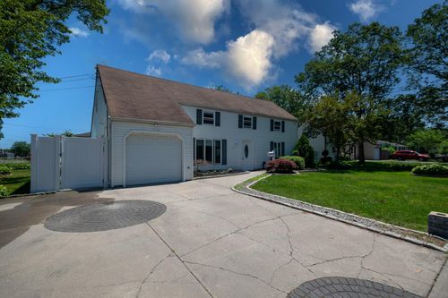 7 Lurcott Ln, Central Islip, NY, 11722-2434 | Card Image