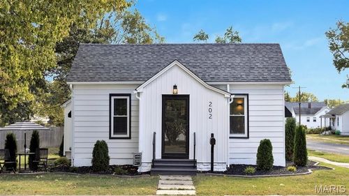 202 E Olive St, Staunton, IL, 62088-1429 | Card Image