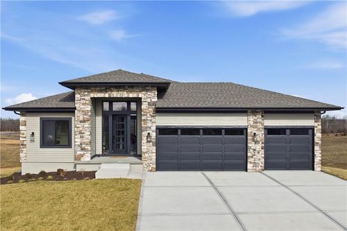 2607 Ne Woodland Oak Dr, Lee's Summit, MO, 64086-7126 | Card Image