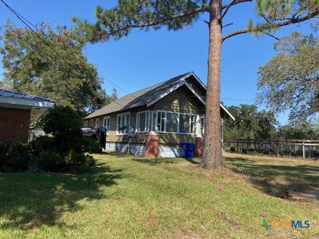 409 E Hochheim St, House other with 3 bedrooms, 2 bathrooms and null parking in Yoakum TX | Image 8