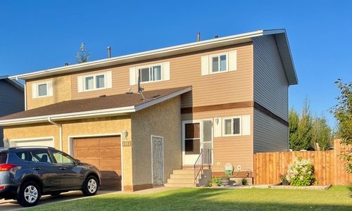 1011 3rd Street, Hanna, AB, T0J1P0 | Card Image