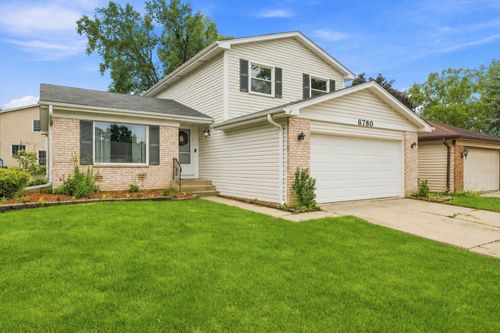 6780 Redwing Drive, Woodridge, IL, 60517 | Card Image