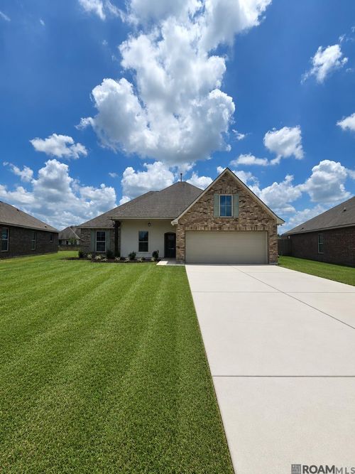 23154 Arcwood Dr, Denham Springs, LA, 70726-2323 | Card Image