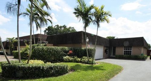 19224 W Lake Dr, Hialeah, FL, 33015-2241 | Card Image