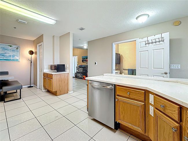 Fully-stocked kitchen | Image 17