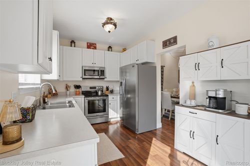 1627 Newgate Ln, Howell, MI, 48843-7107 | Card Image