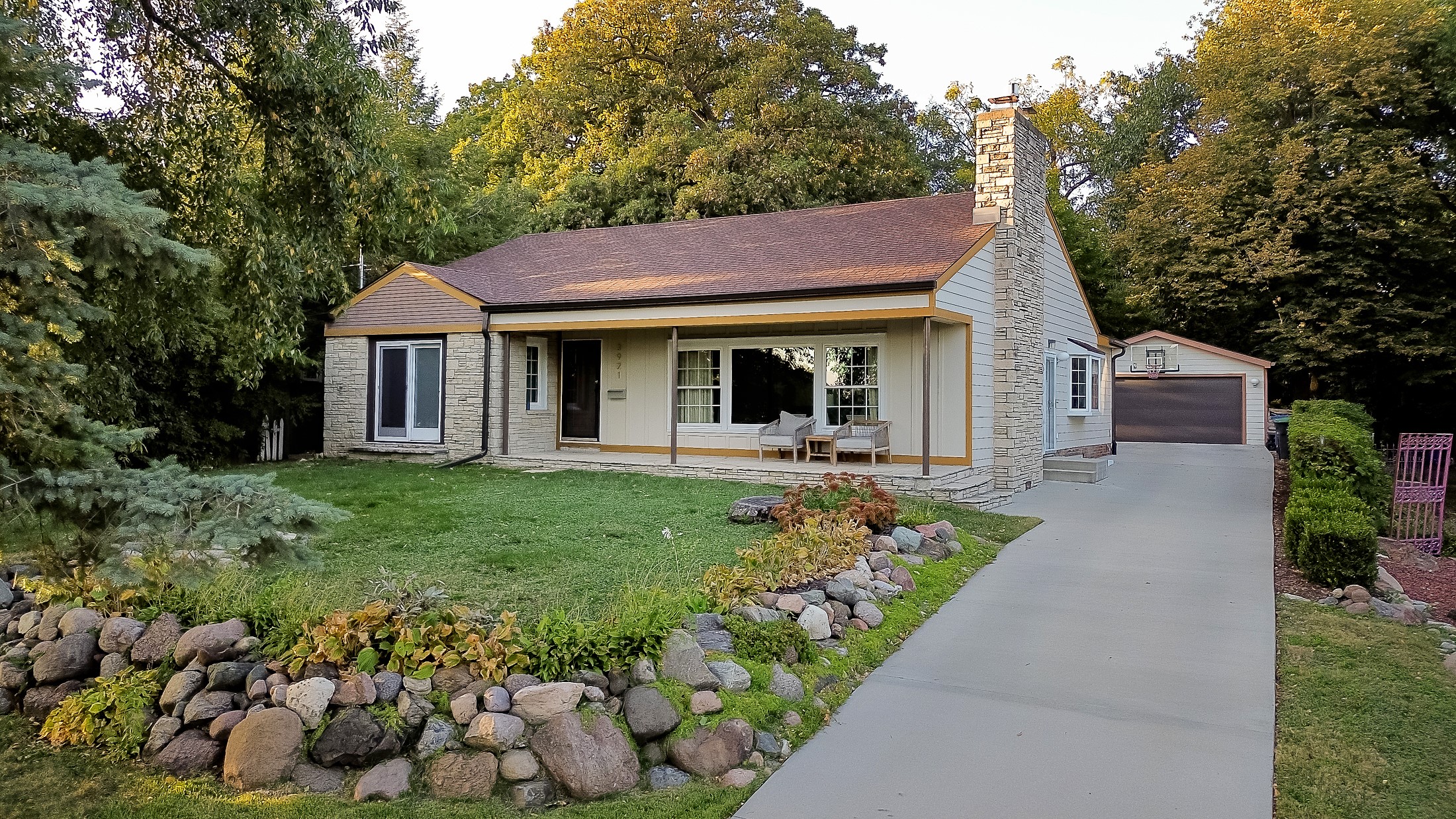 River Oaks Dr, Des Moines, IA 50312