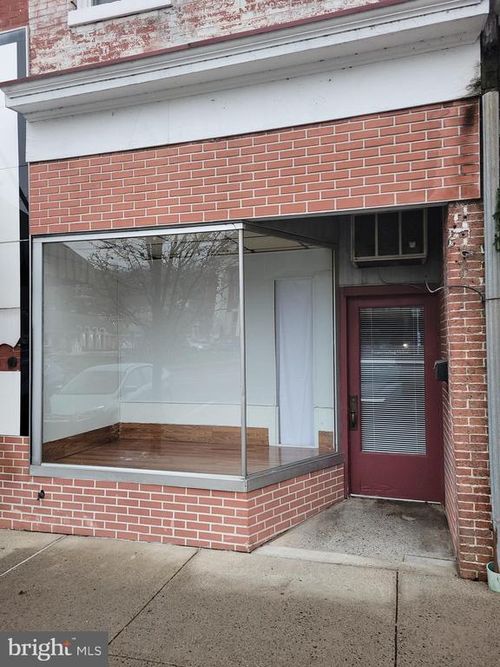 8 W Market St, Lewistown, PA, 17044-2127 | Card Image