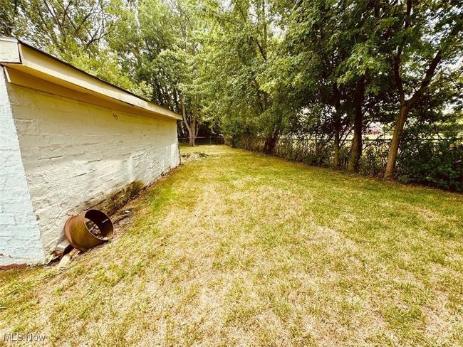 Spacious yard | Image 15