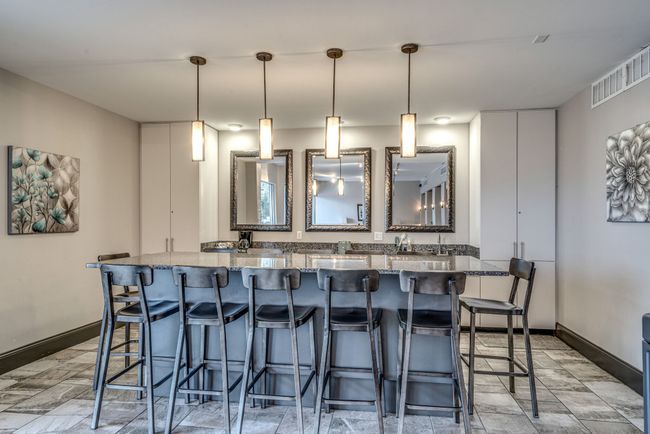 The HOA offers a club room with bar seating and a lounge area that can be reserved for hosting guests and private events. | Image 35