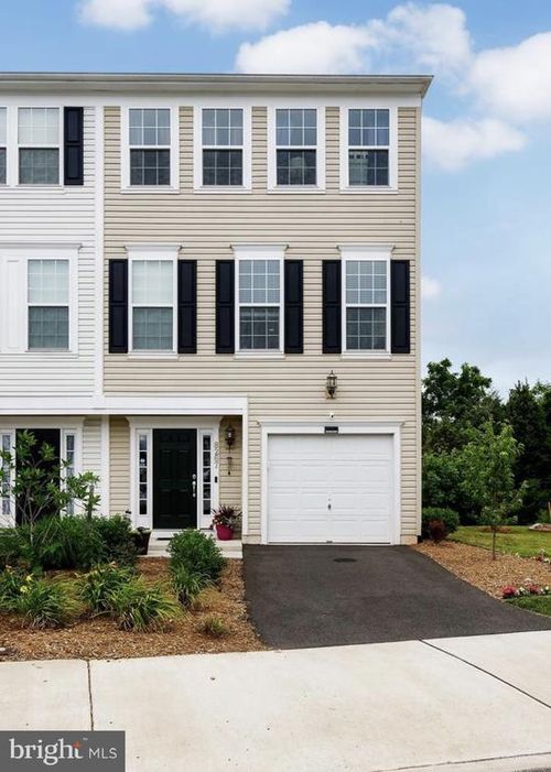 8267 Heritage Crossing Ct, MANASSAS, VA, 20109-3194 | Card Image