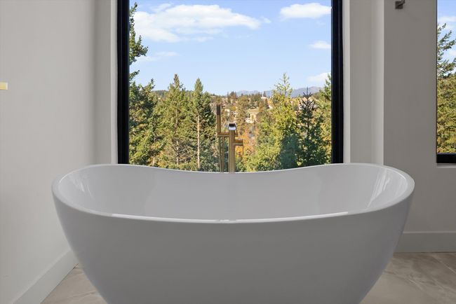 Large tub with an amazing view | Image 31