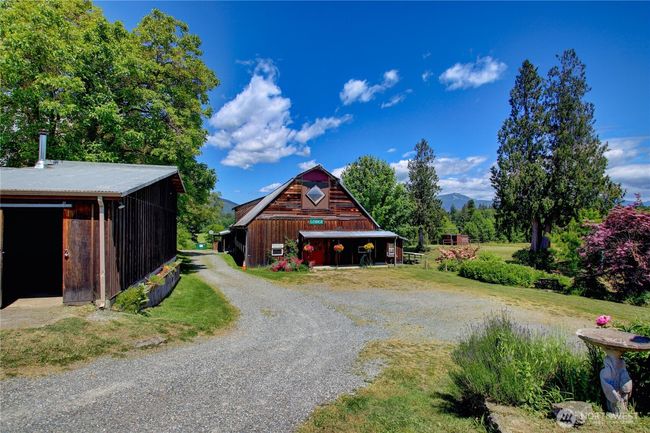 View of shop and lodge | Image 15