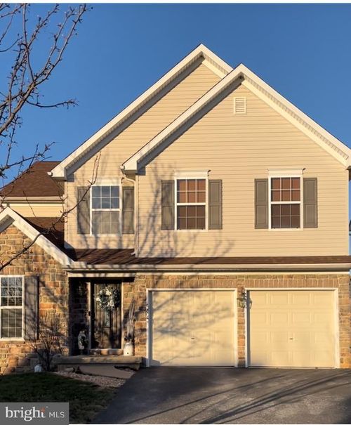 585 Thomas Armor Dr, WINDSOR, PA, 17366-9027 | Card Image