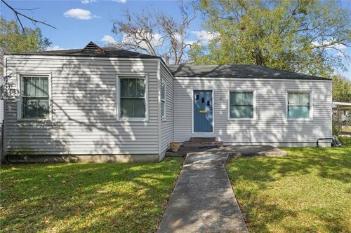 915 Isbell St, Gretna, LA, 70053-2235 | Card Image