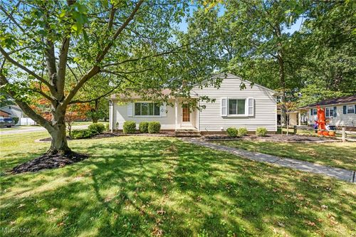 3160 Twin Circle Dr, North Olmsted, OH, 44070-1001 | Card Image