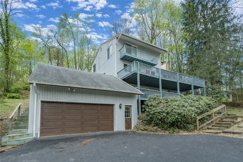 860 Parkview Dr, Johnstown, PA, 15905-1735 | Card Image