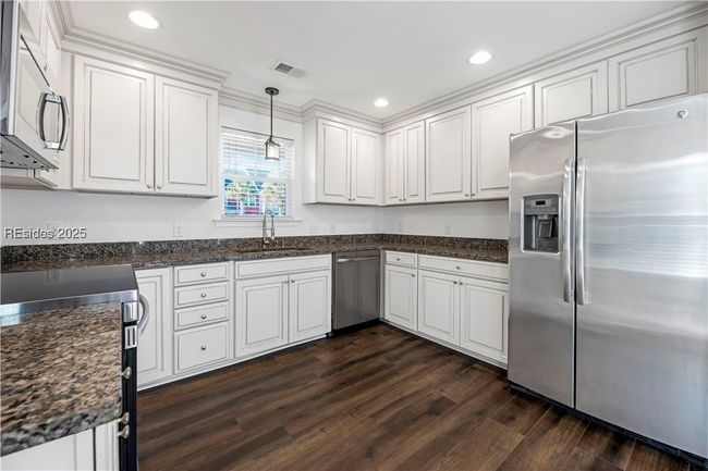 Kitchen with new appliances | Image 7