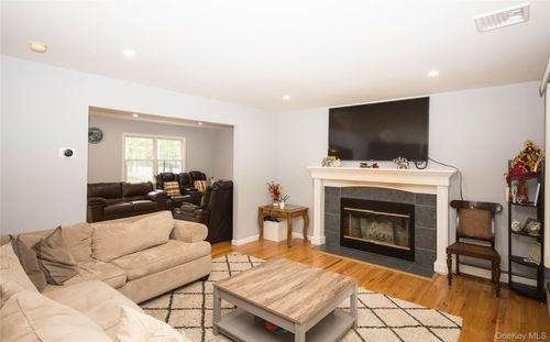 132 N Woods Rd, Baiting Hollow, NY, 11933-2309 | Card Image
