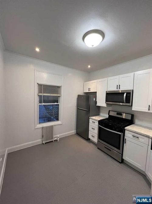 35 East Pl, Lodi, NJ, 07644-2304 | Card Image