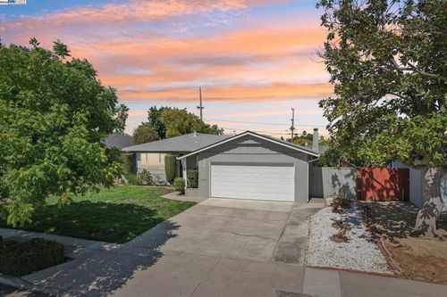 915 Bucknam Ave, Campbell, CA, 95008-5906 | Card Image