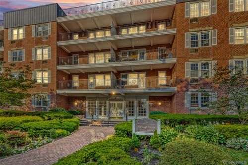 1n-70 Grove St, Hempstead, NY, 11550-5652 | Card Image