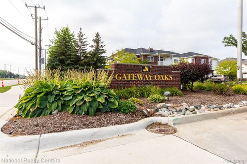 5439 Twin Oaks Dr, Sterling Heights, MI, 48314-3157 | Card Image