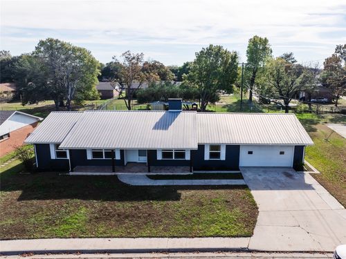 1911 College St, Gainesville, TX, 76240-4611 | Card Image