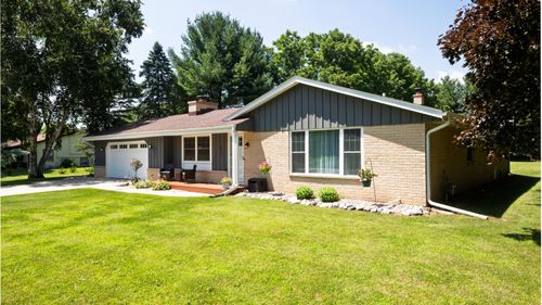 211 Corby Dr, North Prairie, WI, 53153-9708 | Card Image